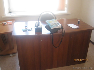 Стол офисный темно-коричневого цвета - Изображение #1, Объявление #961493